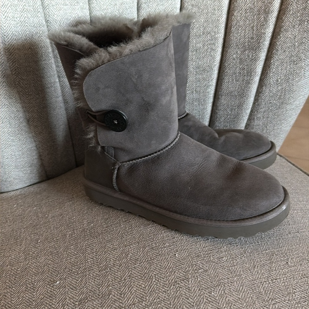 Womans UGG Charcoal Suede Boots in great
 condition